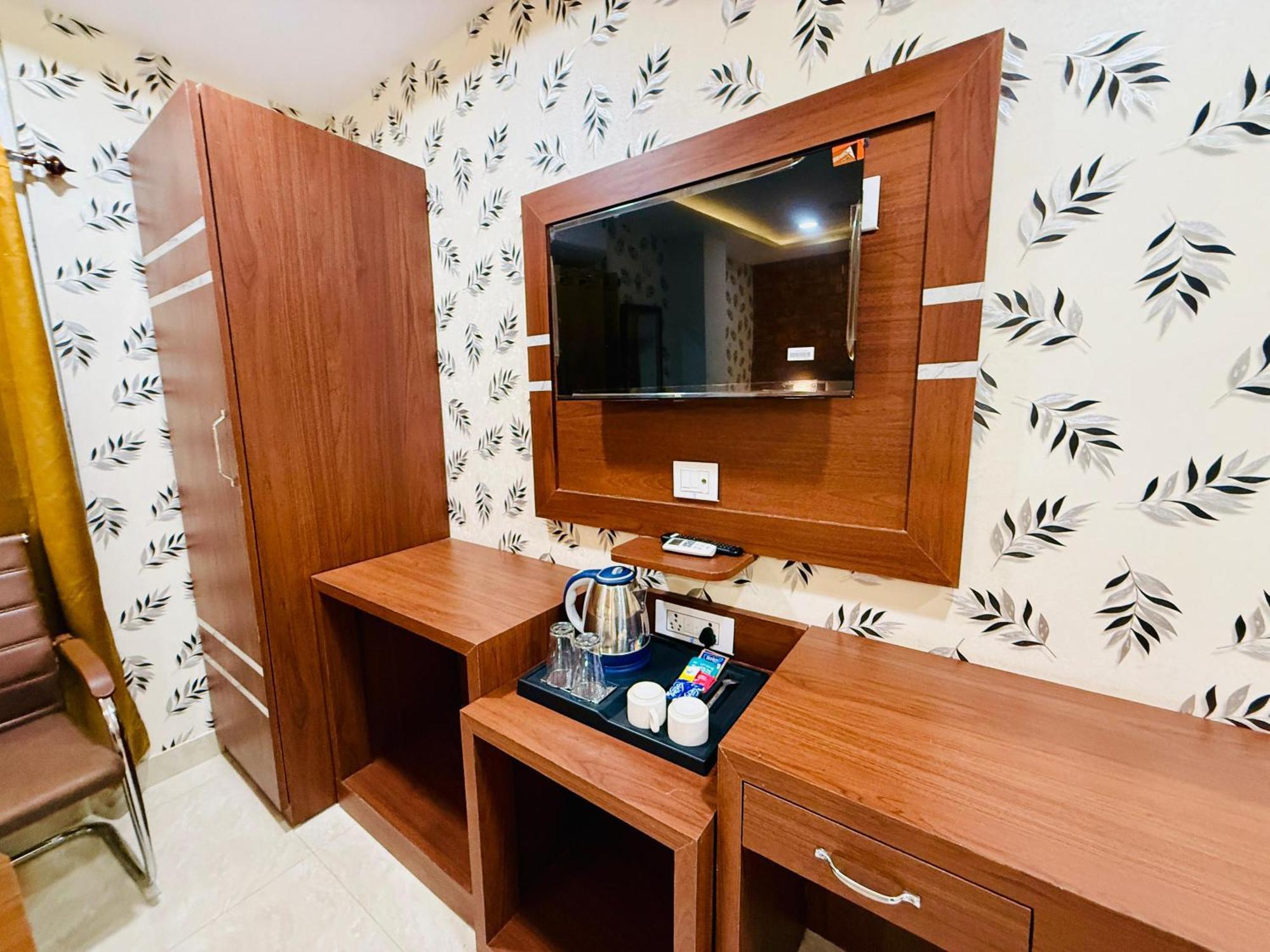 Hotel Golden Crystal Patna  Bagian luar foto