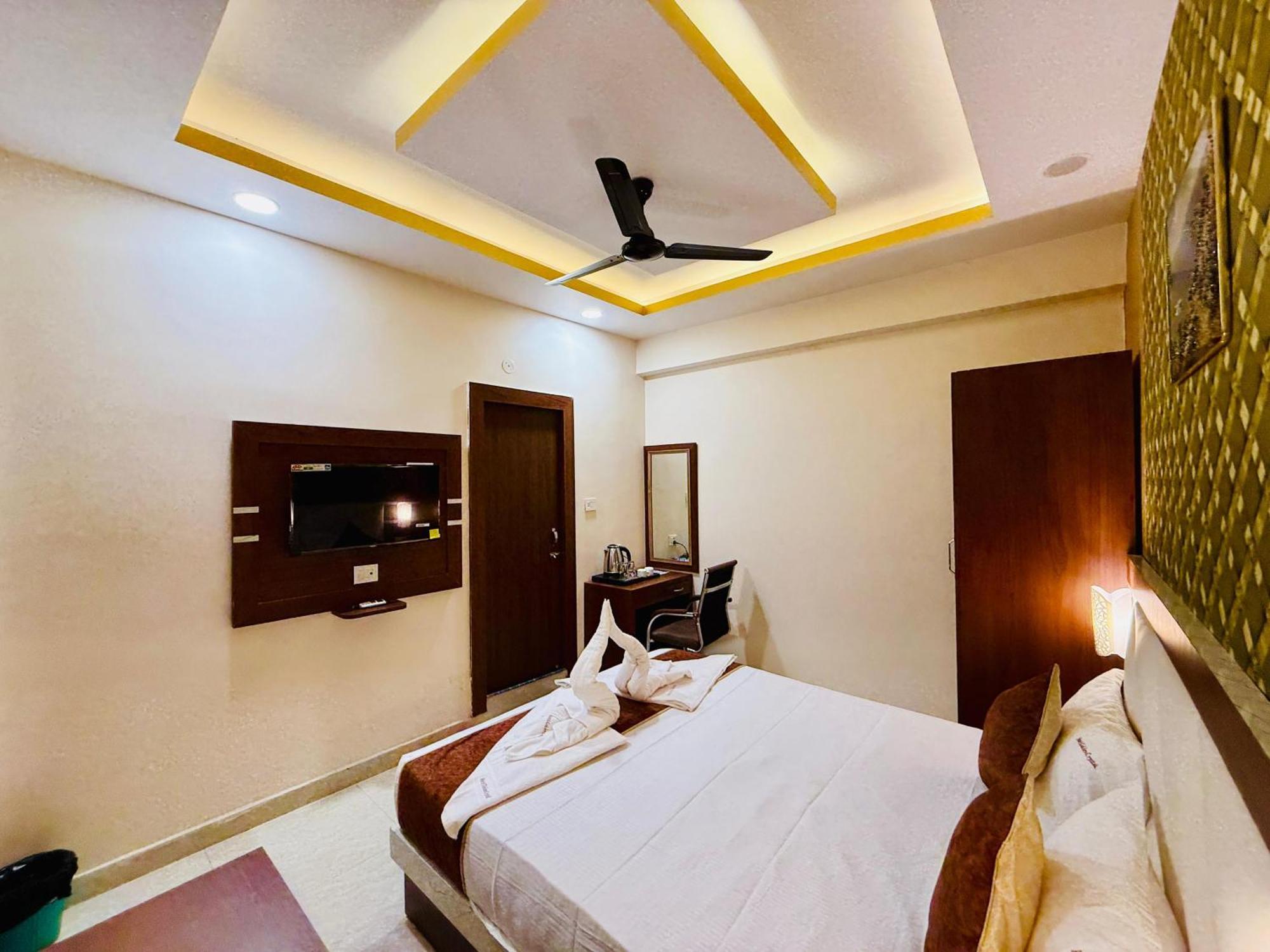 Hotel Golden Crystal Patna  Bagian luar foto