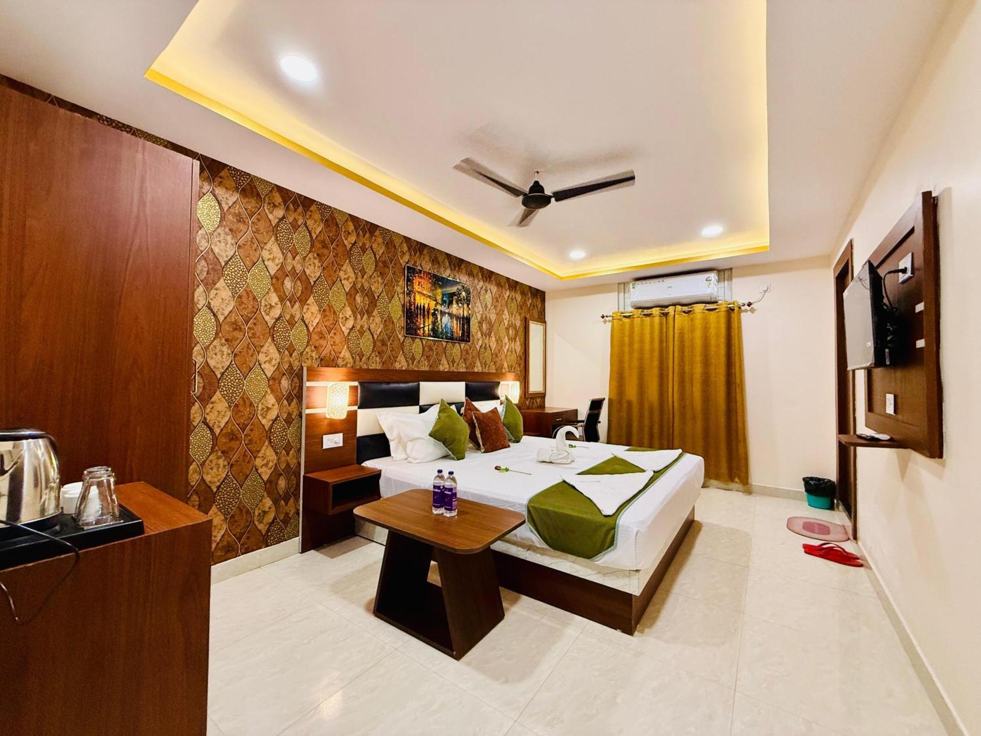 Hotel Golden Crystal Patna  Bagian luar foto