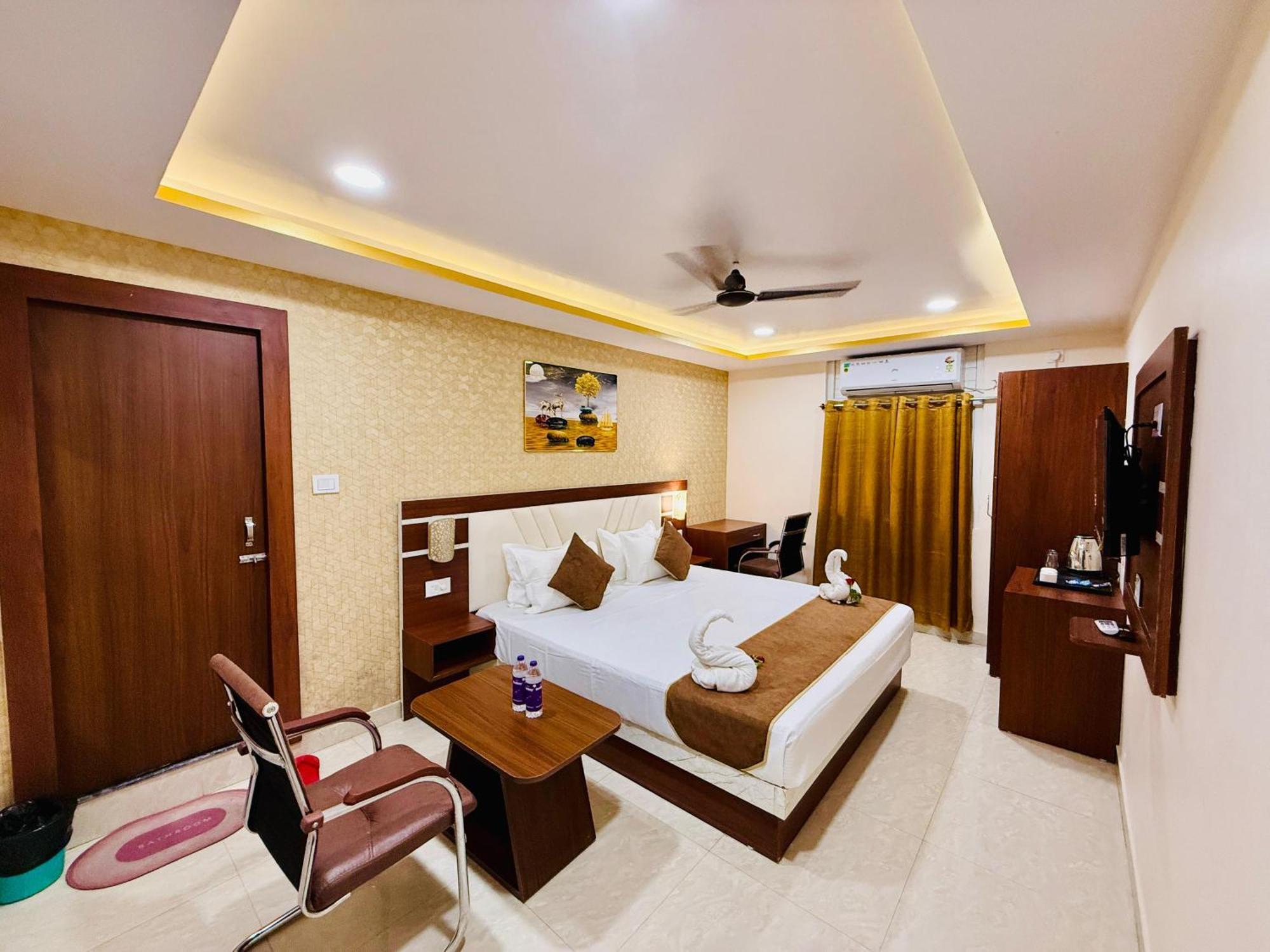 Hotel Golden Crystal Patna  Bagian luar foto