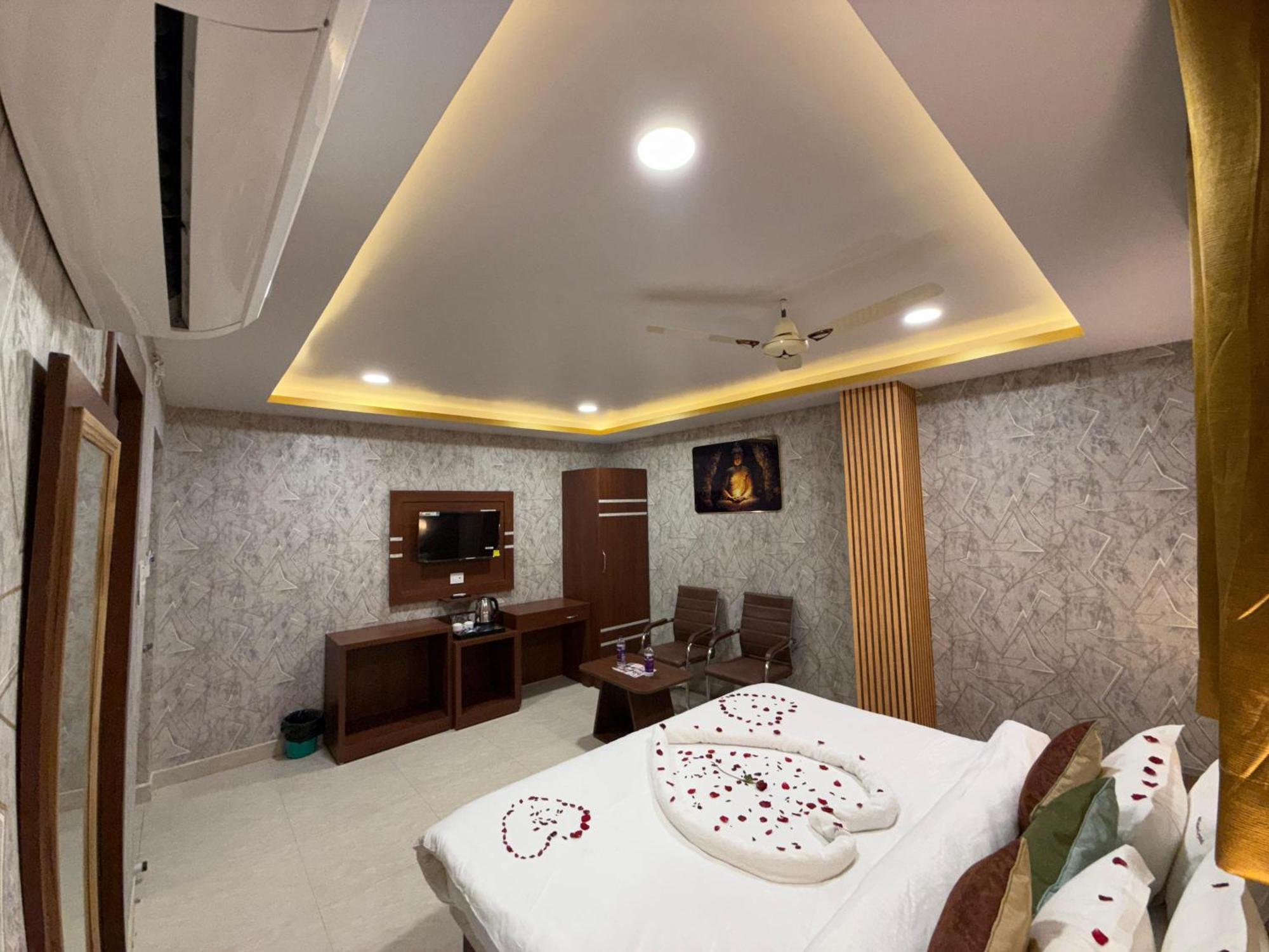 Hotel Golden Crystal Patna  Bagian luar foto